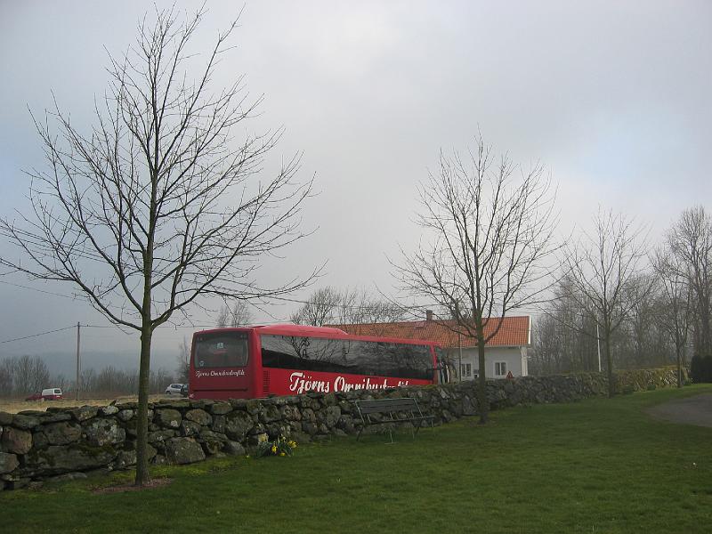 1 april 2008 041.jpg - Bussen försöker gömma sig bakom kyrkomuren.